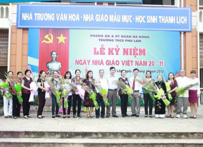 lãnh đạo phường Phú Lãm tặng hoa và quà cho các thầy cô giáo đã nghỉ hưu nhân lễ kỷ niệm ngày 20/11/2015