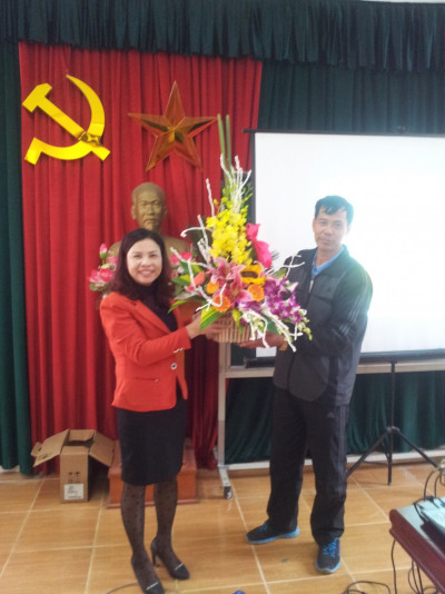 Các đ/c cán bộ, giáo viên nam tặng hoa các cô giáo nhà trong trường nhân ngày Quốc tế phụ nữ 08.3.2016