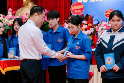 SỨC TRẺ: LỄ KẾT NẠP ĐOÀN VIÊN MỚI