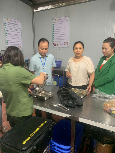 KIỂM TRA CÔNG TÁC AN TOÀN THỰC PHẨM TẠI BẾP ĂN BÁN TRÚ TRƯỜNG THCS PHÚ LÃM