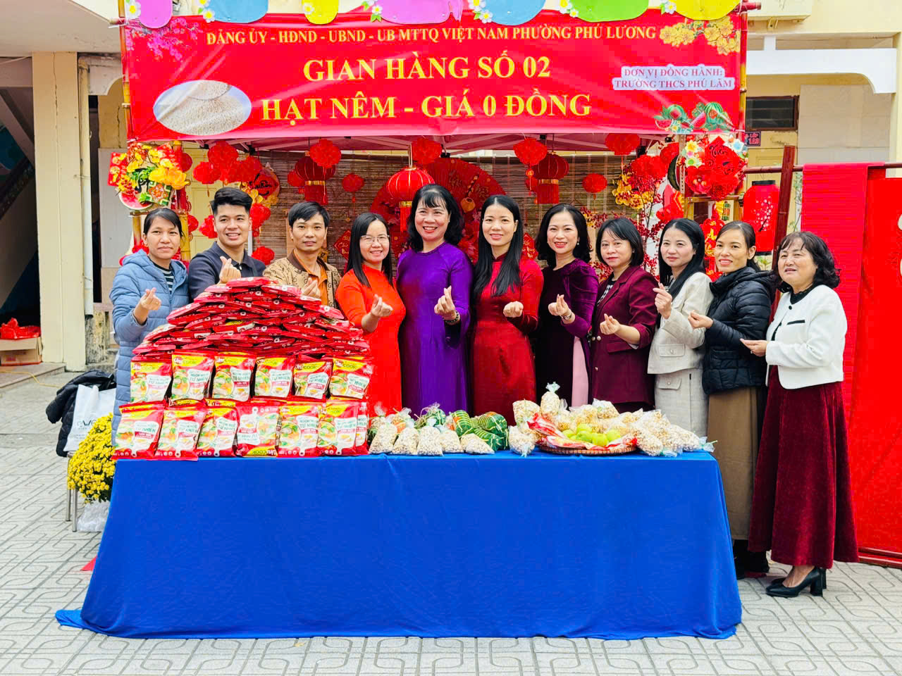 TRƯỜNG THCS PHÚ LÃM: GÓP YÊU THƯƠNG - TRAO TẾT ẤM TẠI "GIAN HÀNG 0 ĐỒNG" PHƯỜNG PHÚ LƯƠNG