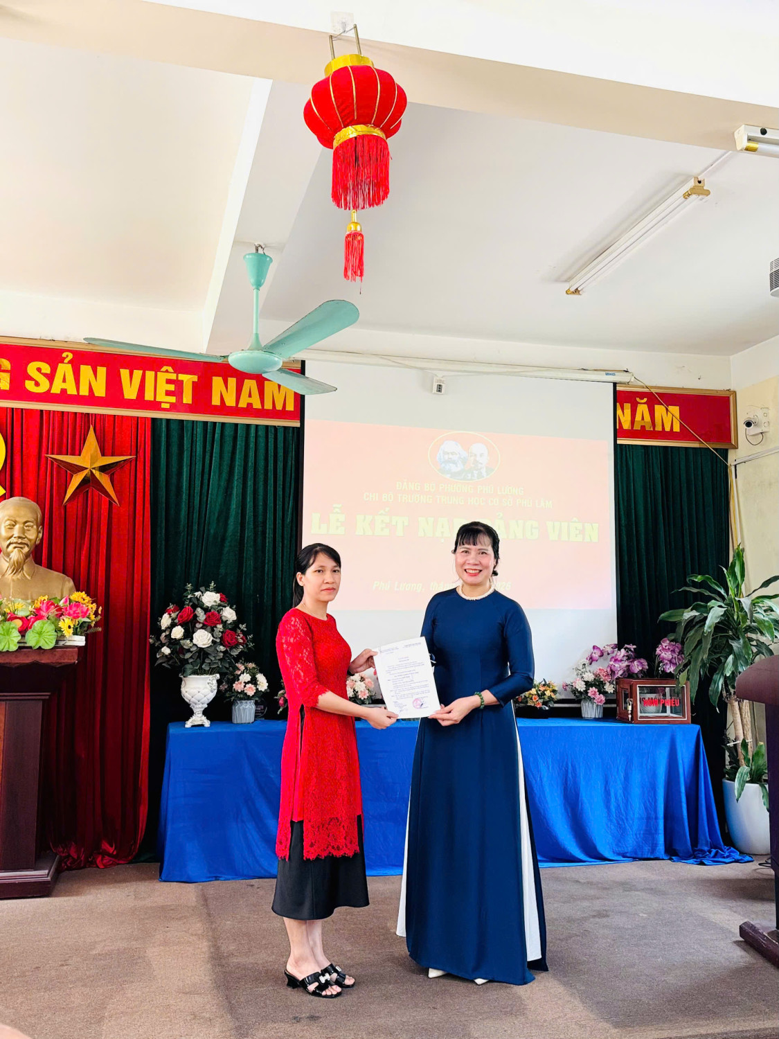 CHI BỘ TRƯỜNG THCS PHÚ LÃM TỔ CHỨC LỄ KẾT NẠP ĐẢNG VIÊN MỚI