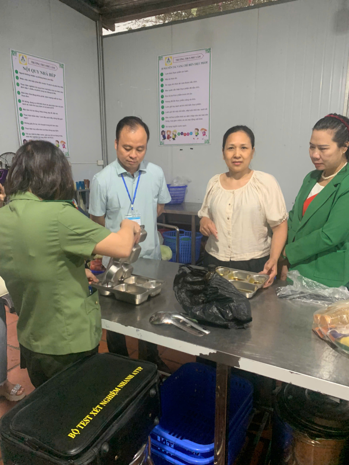 KIỂM TRA CÔNG TÁC AN TOÀN THỰC PHẨM TẠI BẾP ĂN BÁN TRÚ TRƯỜNG THCS PHÚ LÃM