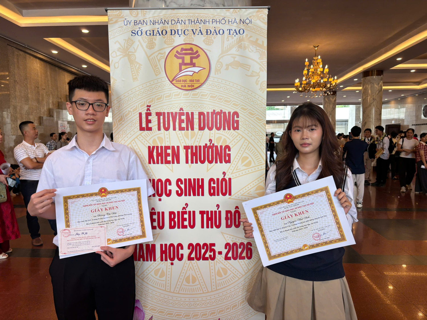 GƯƠNG SÁNG PHÚ LÃM: EM HOÀNG THẾ GIẢI VINH DỰ NHẬN GIẤY KHEN "HỌC SINH TIÊU BIỂU THỦ ĐÔ"